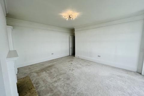 3 bedroom flat to rent, Chatsworth Gardens , Eastbourne  BN20
