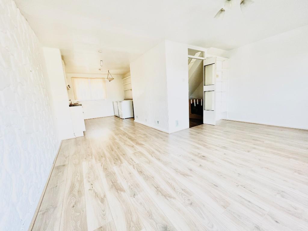 Copperfield, Chigwell IG7 2 bed end of terrace house £1,600 pcm (£369 pw)