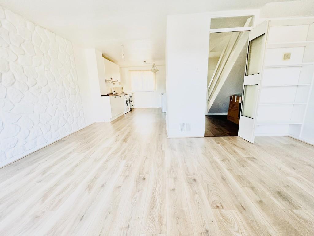 Copperfield, Chigwell IG7 2 bed end of terrace house £1,600 pcm (£369 pw)