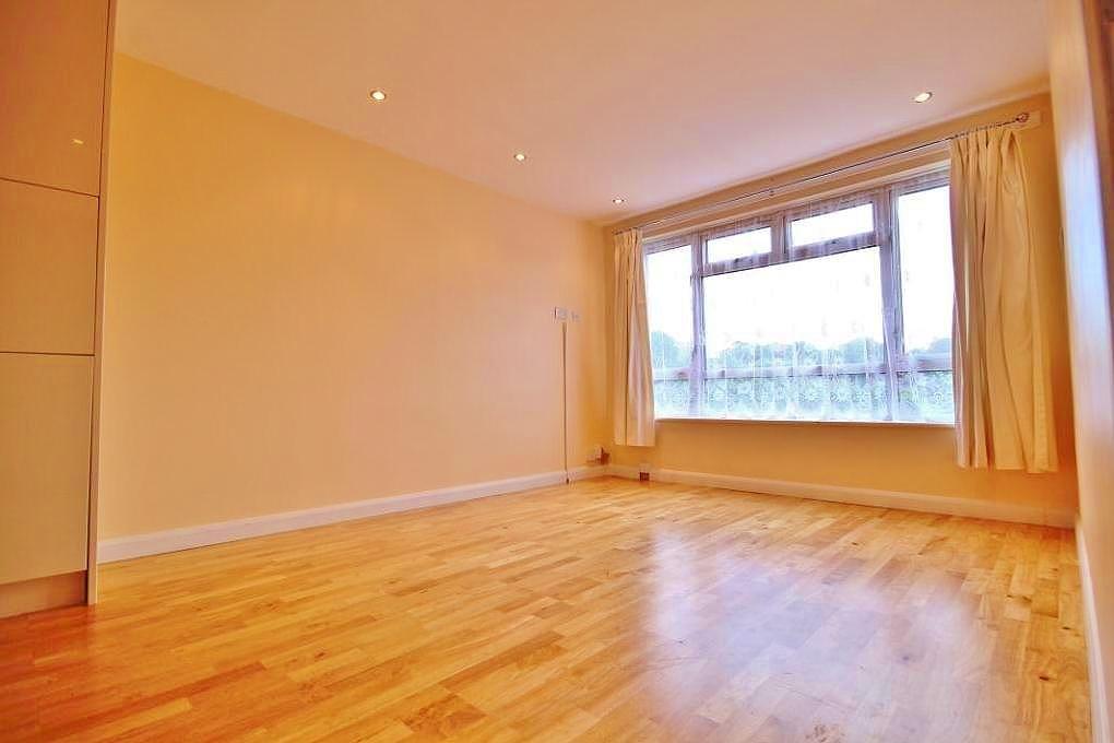 Creswell, Anchor Hill, Knaphill, Woking, Surrey, GU21 1 bed apartment £900 pcm (£208 pw)