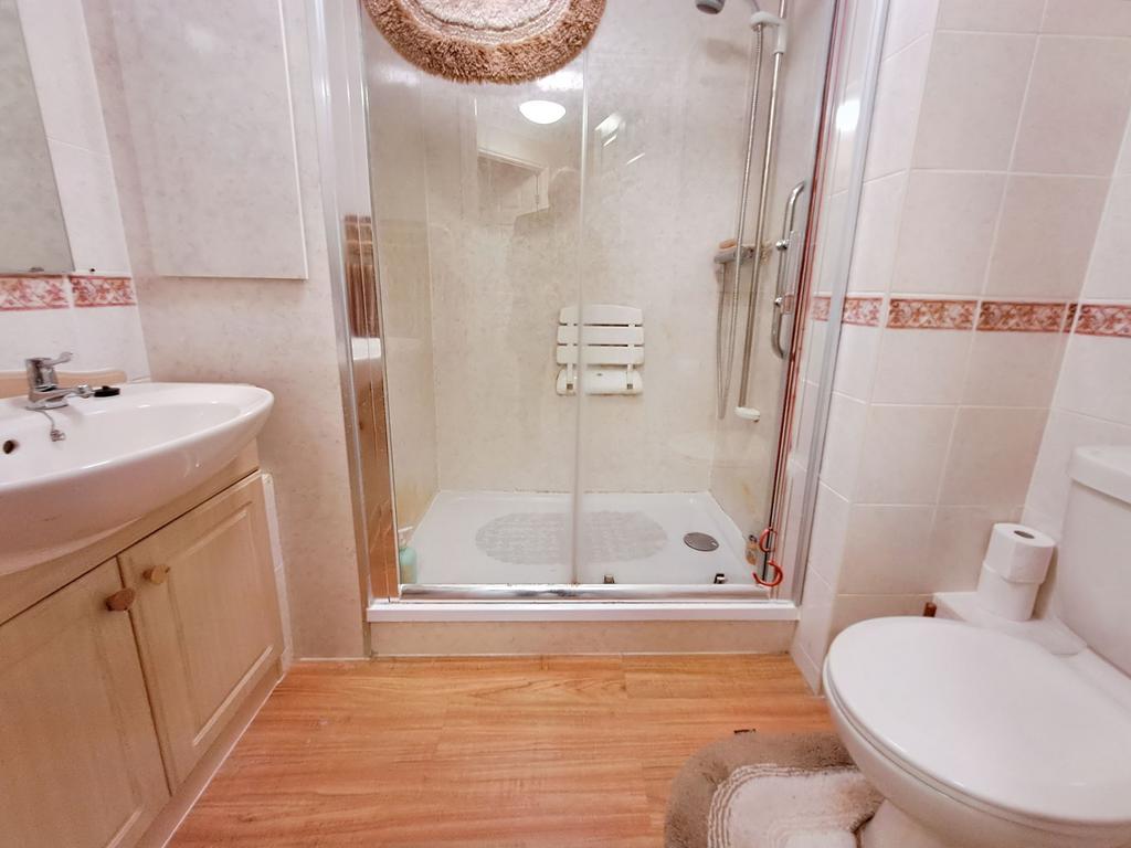 Shower Room with WC