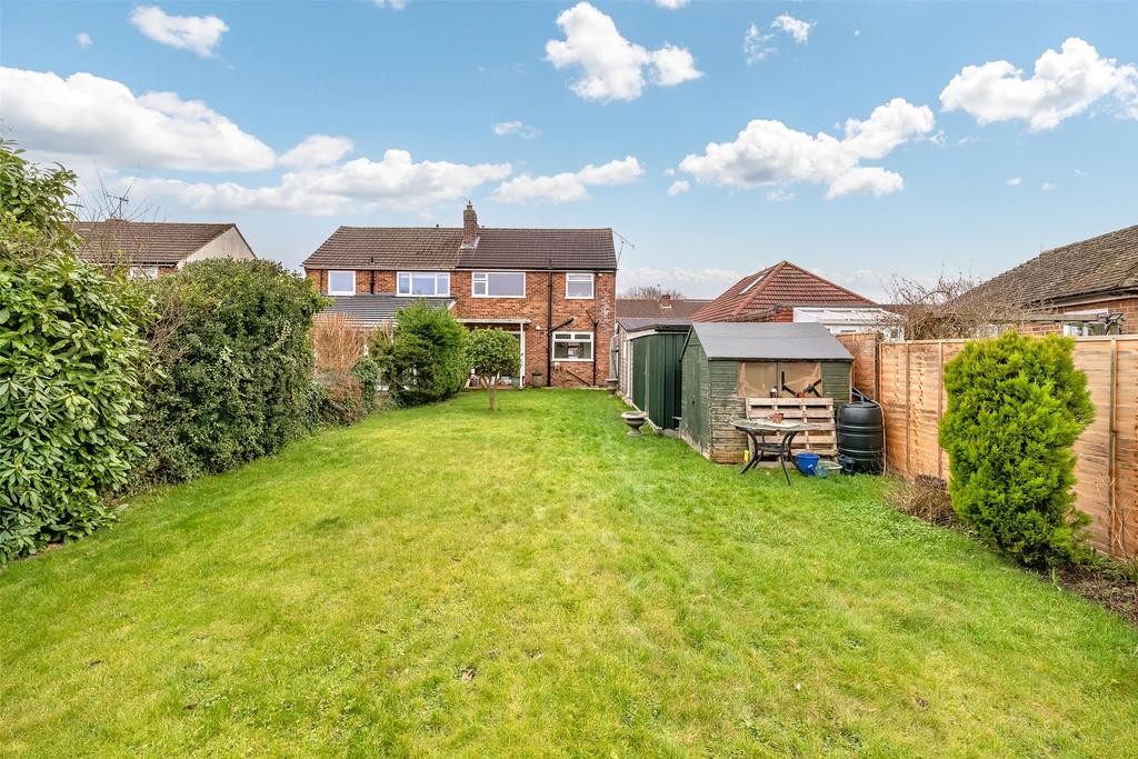 Cheyne Walk, Horley, Surrey, RH6 3 bed semidetached house £460,000