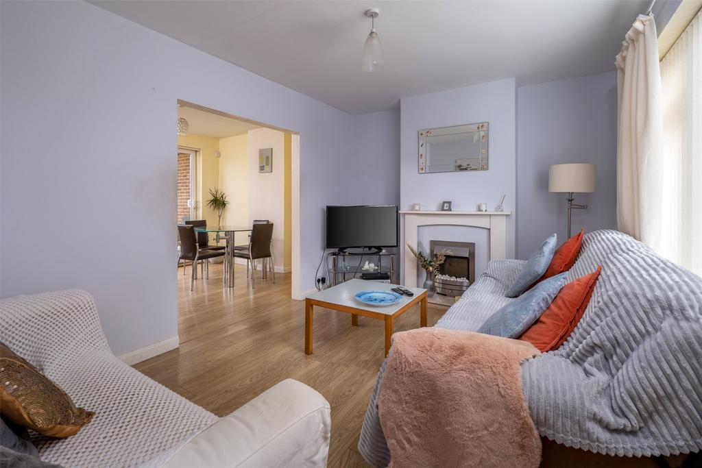 Cheyne Walk, Horley, Surrey, RH6 3 bed semidetached house £460,000