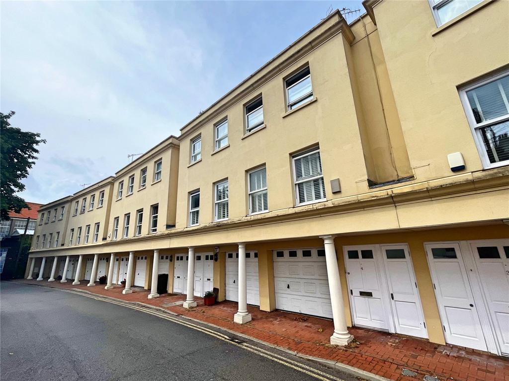 Amelia Crescent, Worthing, West Sussex, BN11 3 bed terraced house for