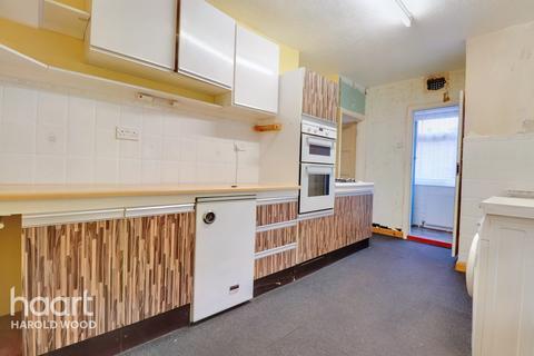 12 Sedgefield Close, Romford, RM3 9RP