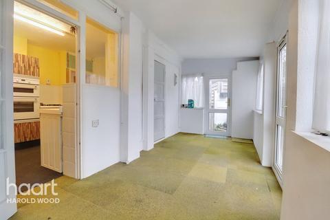 12 Sedgefield Close, Romford, RM3 9RP