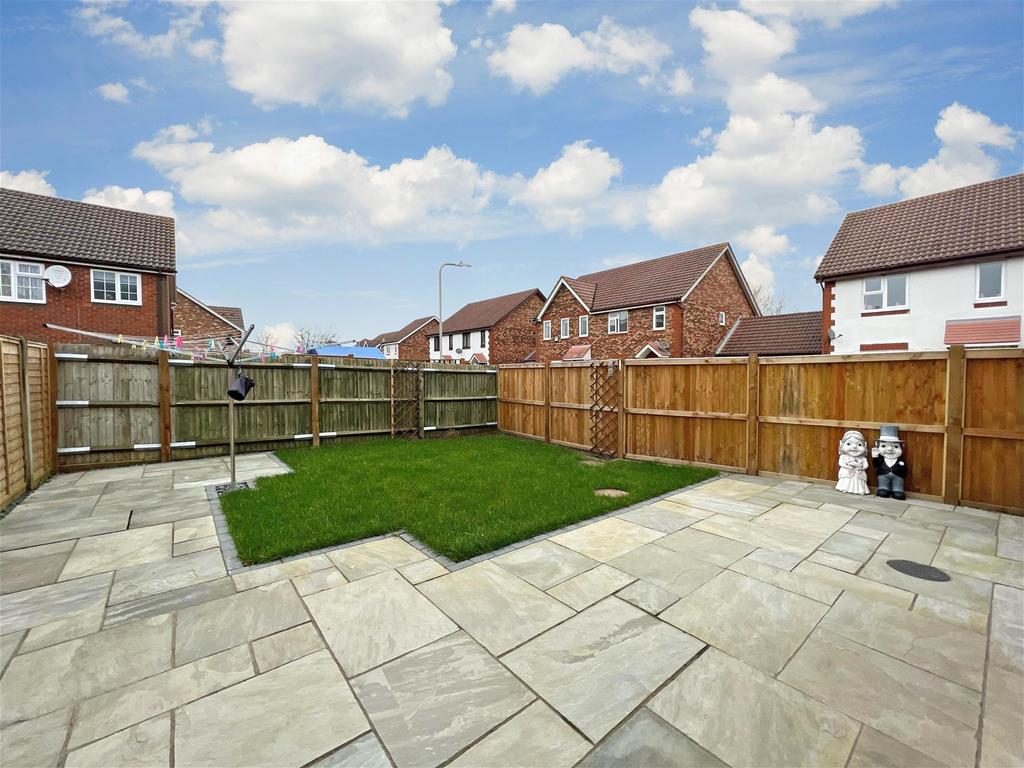 Smithy Drive, Kingsnorth, Ashford, Kent 3 bed detached house £360,000