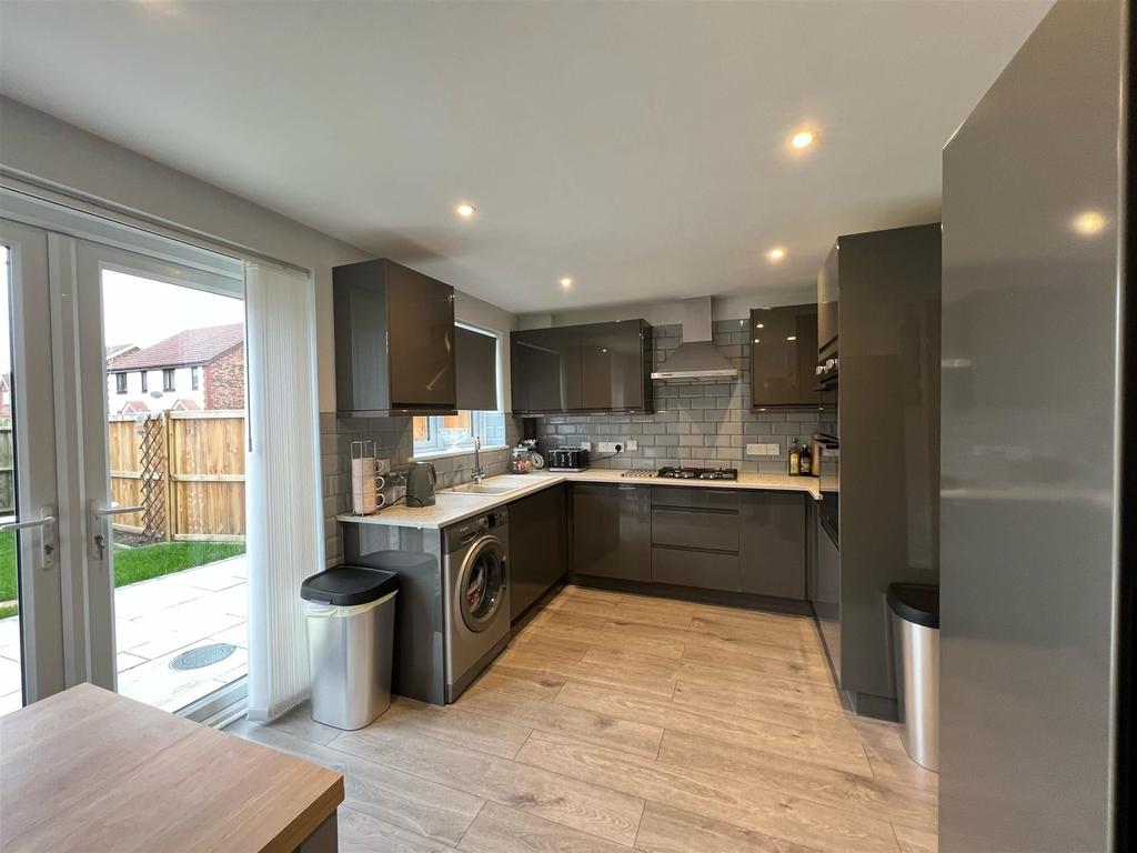 Smithy Drive, Kingsnorth, Ashford, Kent 3 bed detached house £360,000