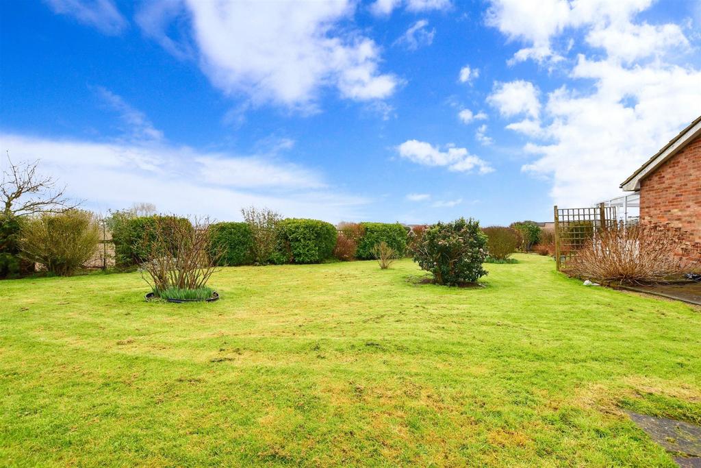 The Fairway, Dymchurch, Romney Marsh, Kent 3 bed detached bungalow £