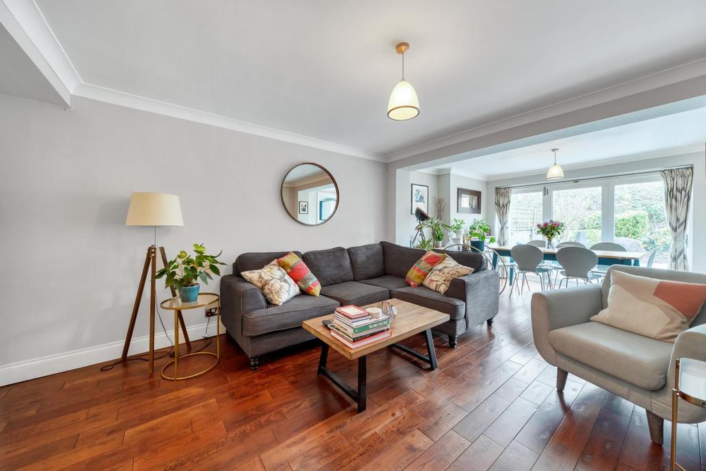 Byrne Road, Balham 3 bed flat £875,000
