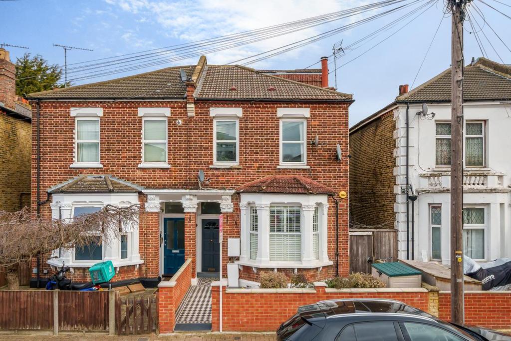 Byrne Road, Balham 3 bed flat £875,000