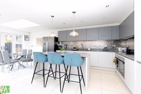 4 bedroom detached house for sale - Picardy Close, Hoddesdon
