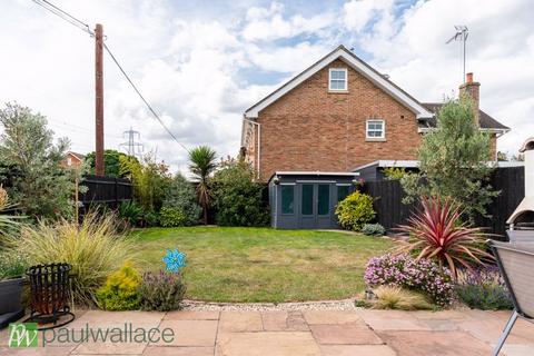 4 bedroom detached house for sale - Picardy Close, Hoddesdon