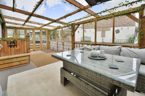 2 Bishopsfield, Cricklade, Swindon, SN6 6BS