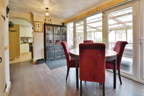 2 Bishopsfield, Cricklade, Swindon, SN6 6BS