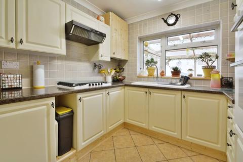 2 Bishopsfield, Cricklade, Swindon, SN6 6BS