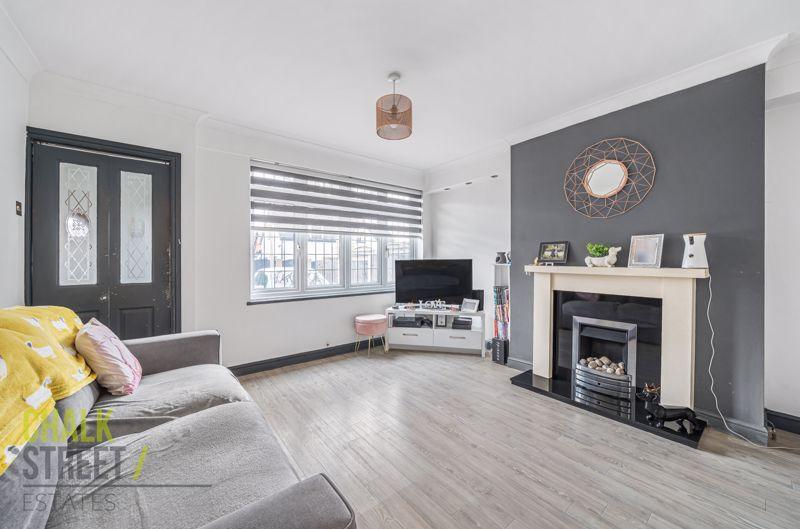 Harrow Drive, Hornchurch, RM11 2 bed £340,000