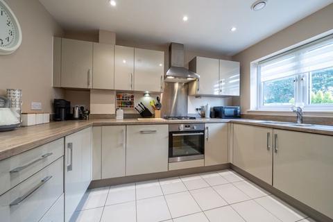 3 bedroom end of terrace house for sale - Clarence Gardens, Luton