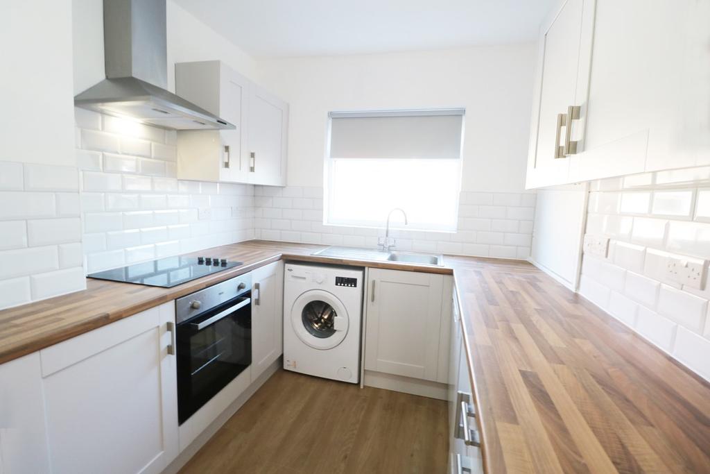 Briscoe Road, Colliers Wood, London, SW19 2 bed £1,800 pcm