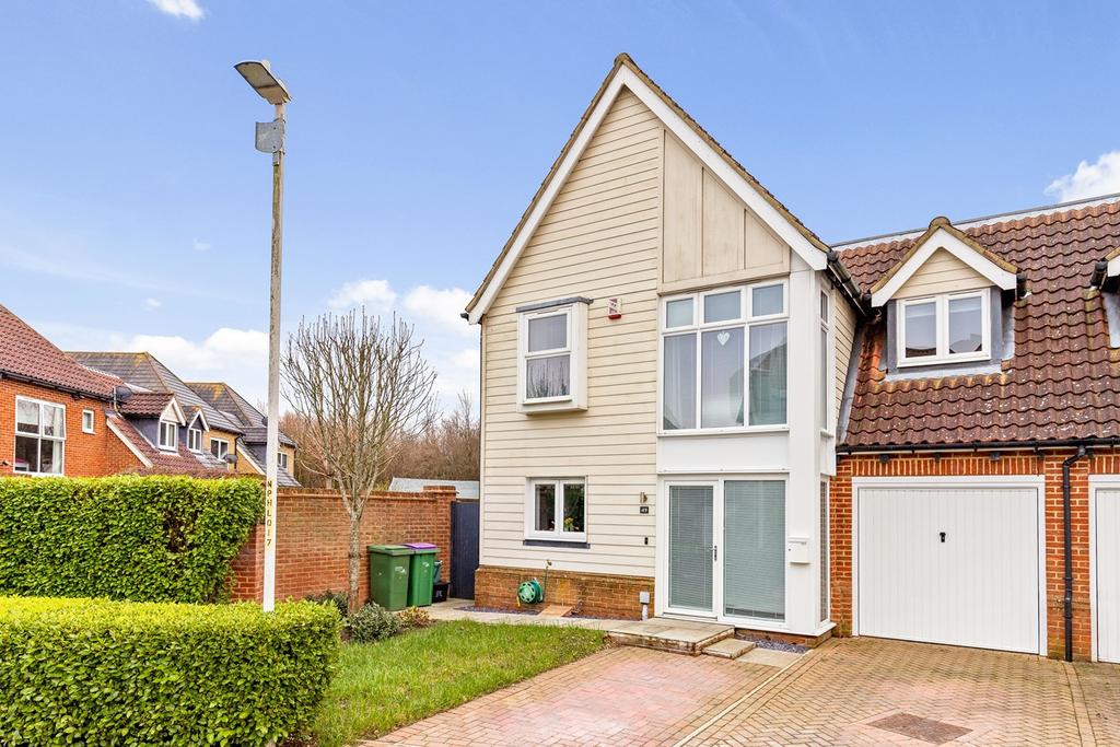 Paxton Avenue, Hawkinge, Folkestone, CT18 3 bed semidetached house for