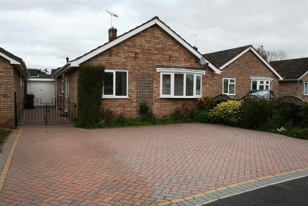 11 Vancouver Close Lower Wick Worcester 2 bed bungalow £925 pcm (£213 pw)
