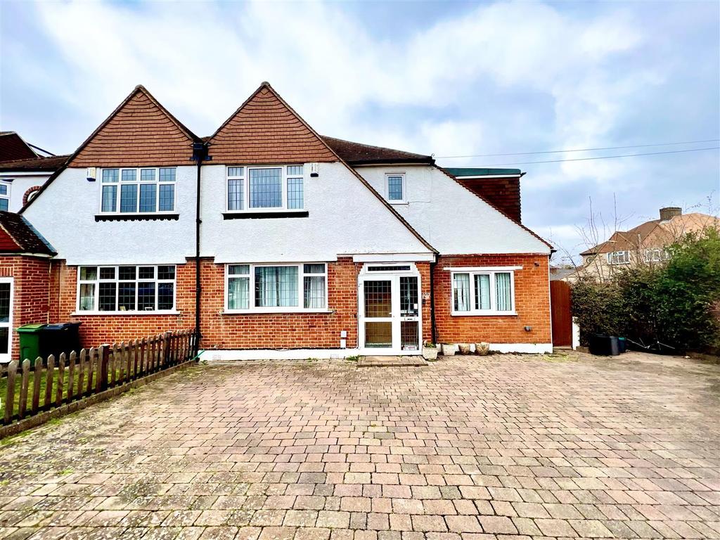 Elmwood Drive, Epsom 5 bed semidetached house £3,000 pcm (£692 pw)