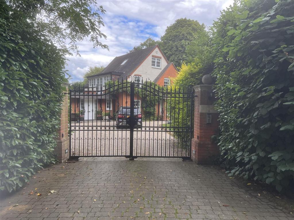 Mount Avenue, Hutton Mount, Brentwood 5 bed detached house for sale £