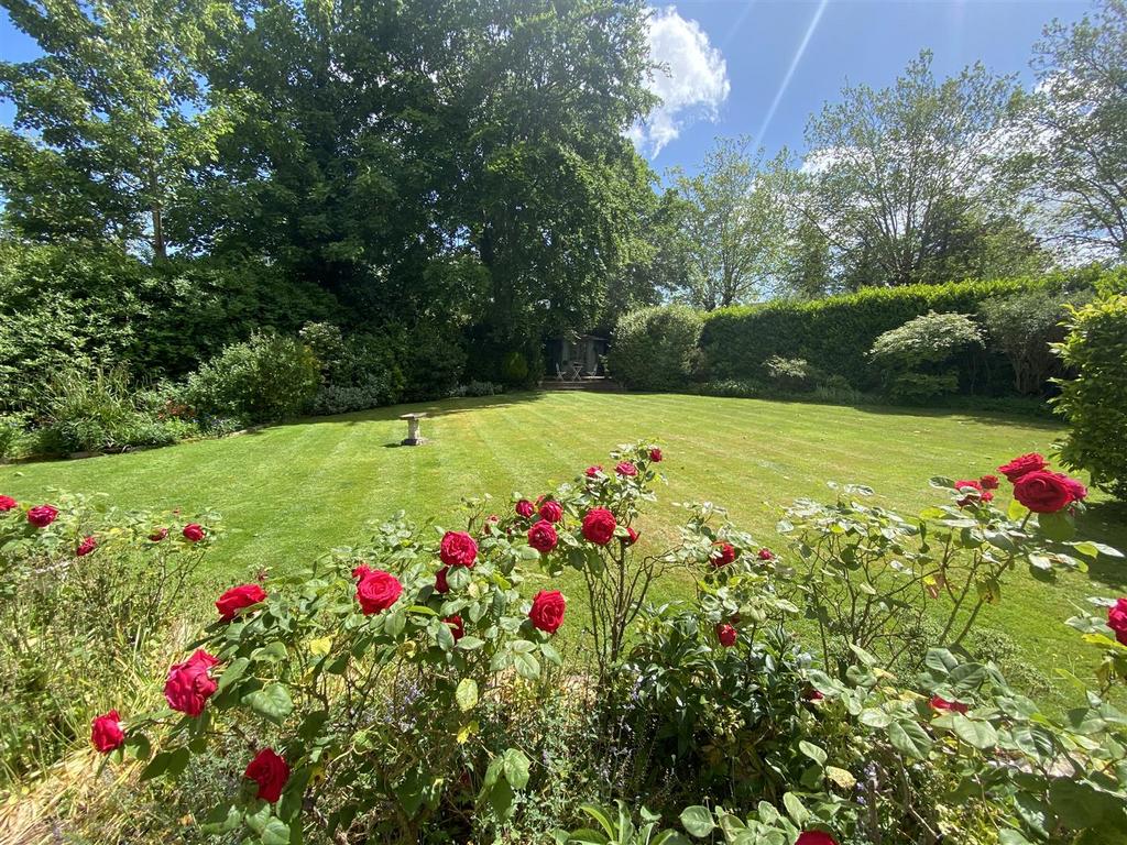 Mount Avenue, Hutton Mount, Brentwood 5 bed detached house for sale £