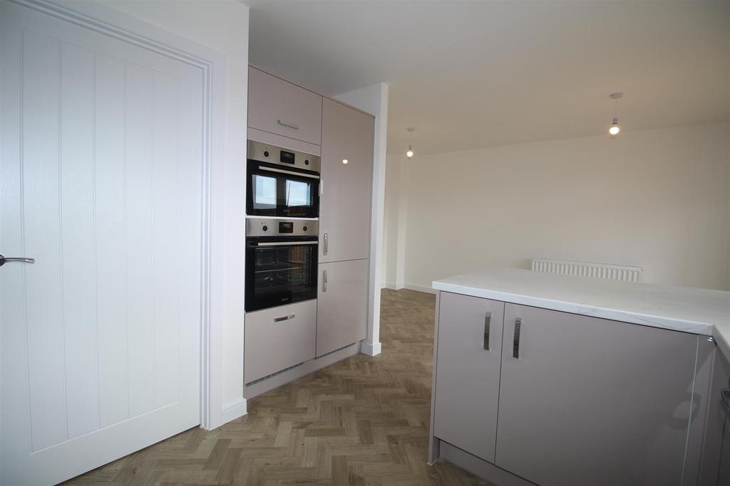 Elizabeth Gardens, Cheshunt, Goffs Oak 4 bed semidetached house £