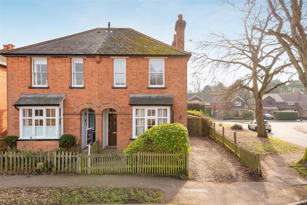 King Edwards Road, Ascot 2 bed semidetached house £1,750 pcm (£404 pw)