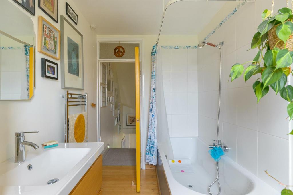DAOREDUTITARG90 - Bathroom A.jpg