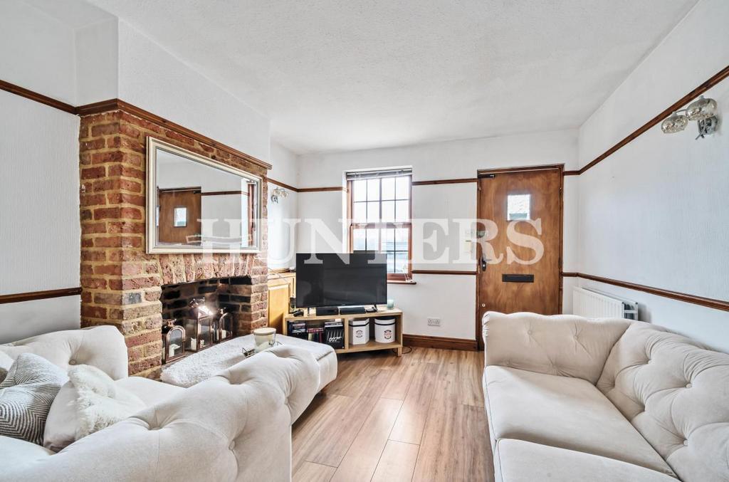 Abbs Cross Lane, Hornchurch 2 bed house for sale £350,000