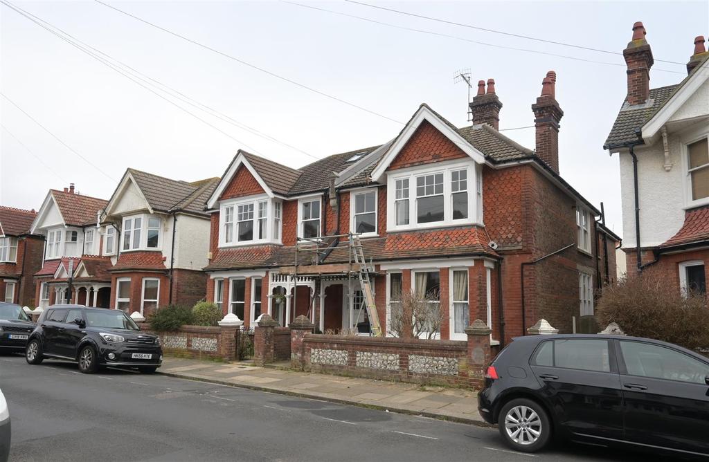 Modena Road, Hove 2 bed flat £1,500 pcm (£346 pw)