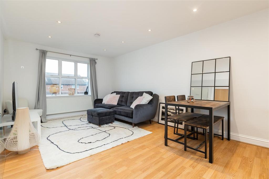 Church Street, Baldock, Herts SG7 5AF 2 bed apartment £250,000