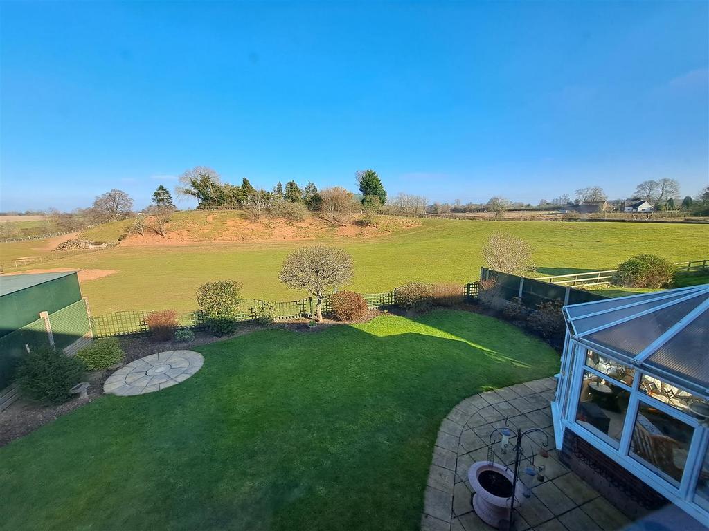 Queens Head, Oswestry 4 bed house for sale £450,000