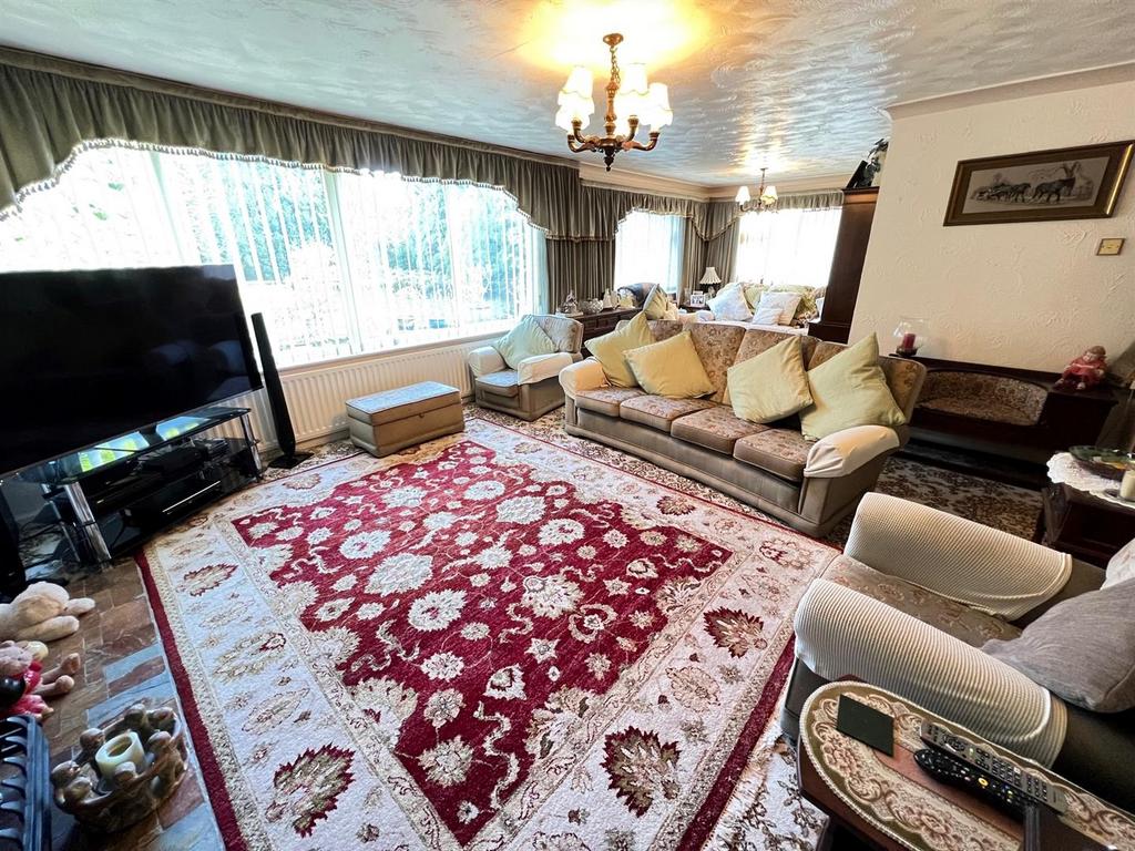 Hungerford Road, Stourbridge, DY8 3AB 4 bed detached bungalow £425,000