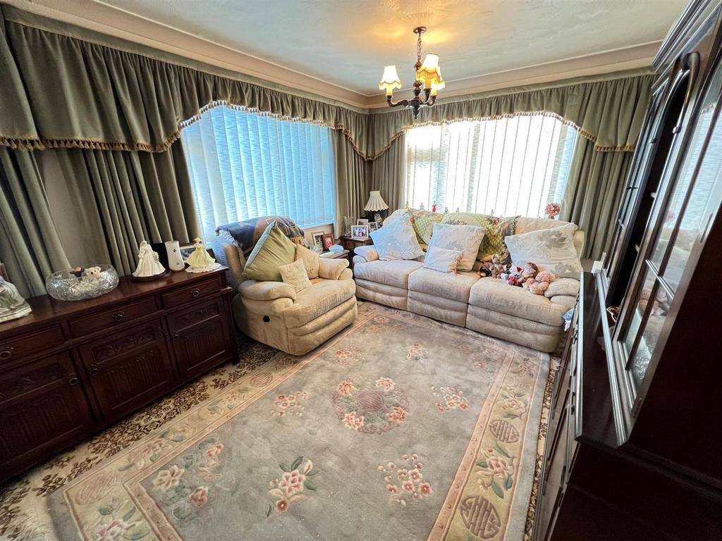 Hungerford Road, Stourbridge, DY8 3AB 4 bed detached bungalow £425,000