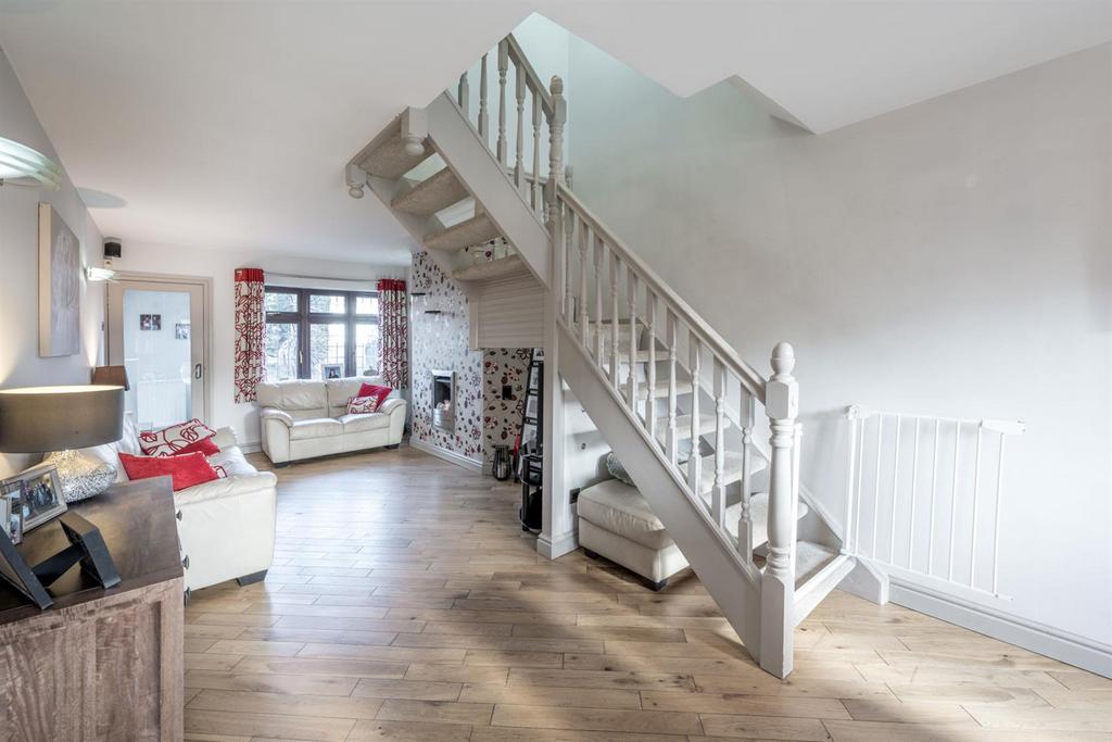 Lesley Drive, Kingswinford, DY6 8JD 4 bed detached house for sale £