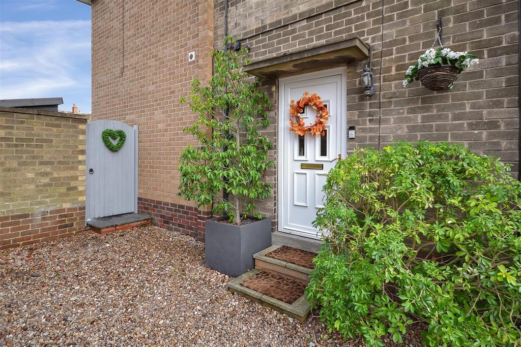 Henson Lane, Radcliffe on Trent, Nottingham 3 bed semidetached house