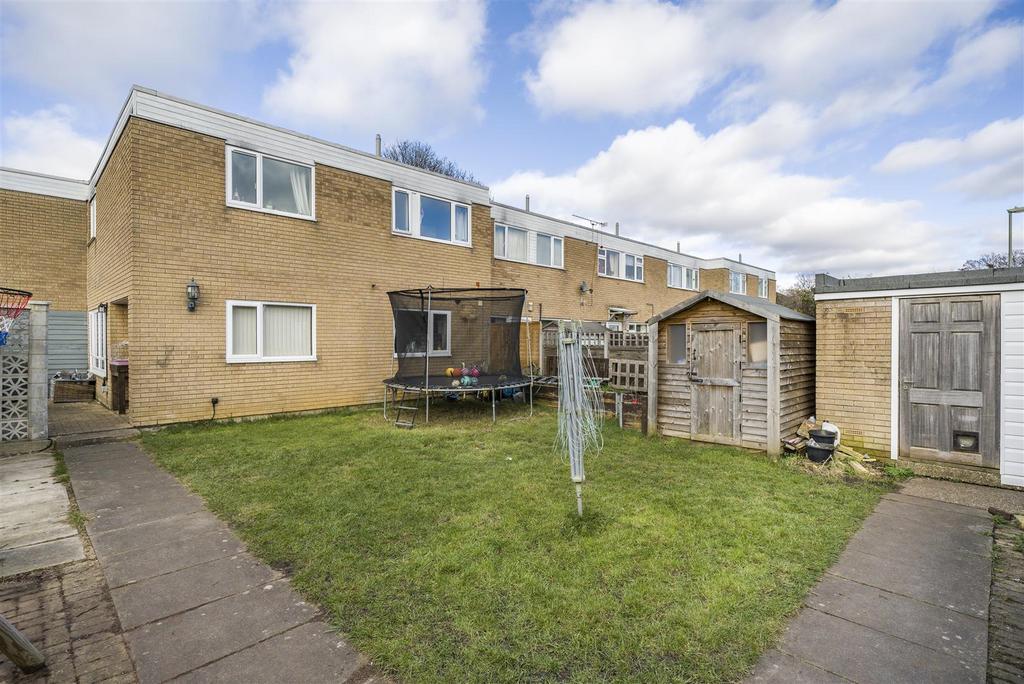 Holywell Close, Farnborough 4 bed house £360,000
