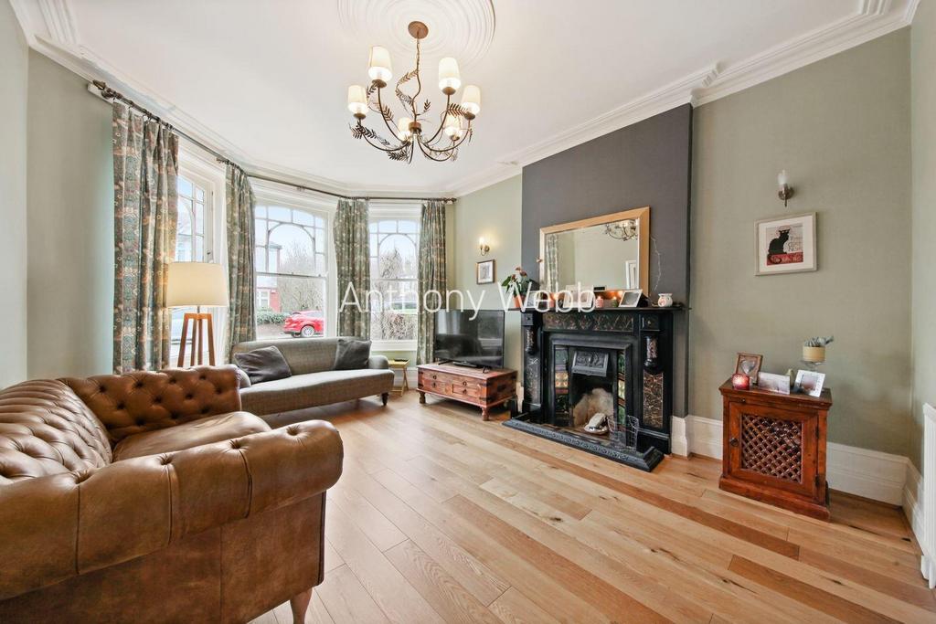Palmerston Crescent, Palmers Green, London N13 4 bed semidetached