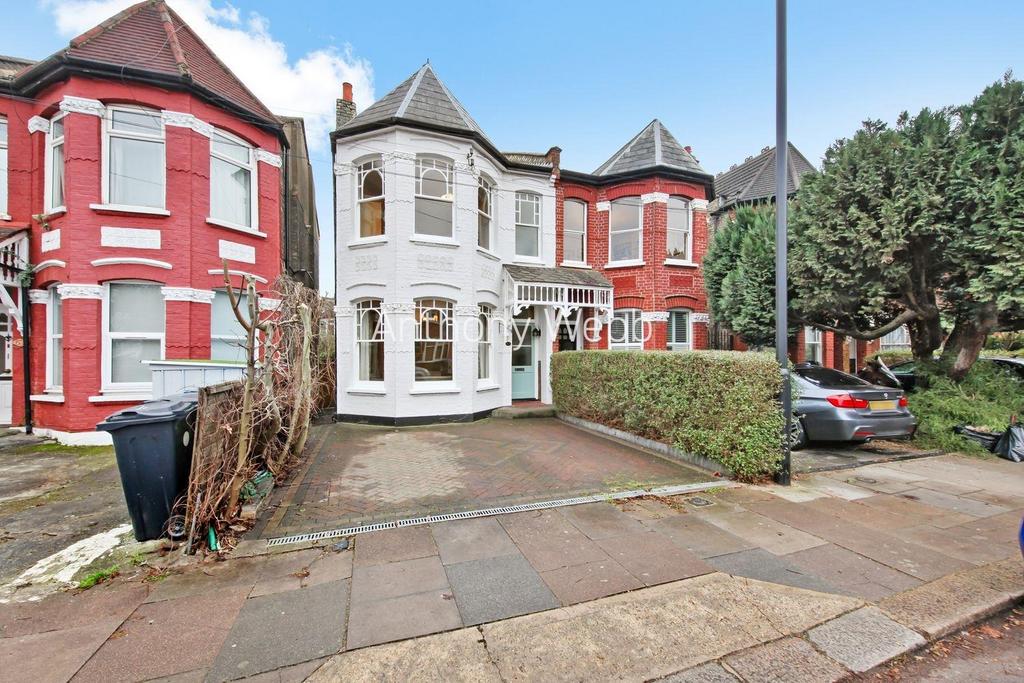 Palmerston Crescent, Palmers Green, London N13 4 bed semidetached