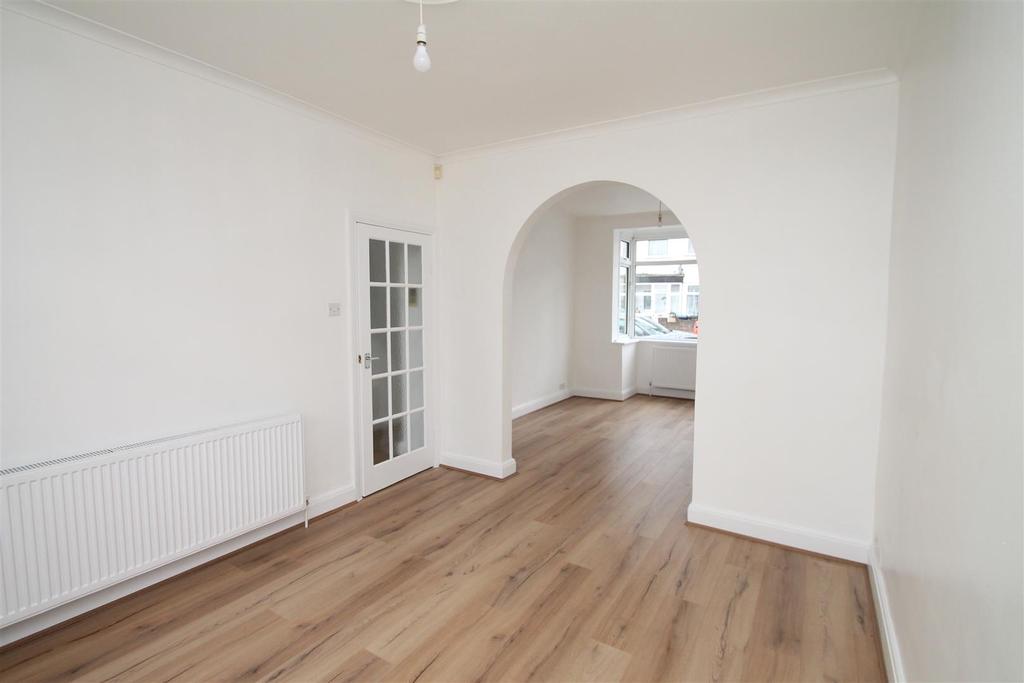 Clive Road, Enfield EN1 3 bed terraced house £1,900 pcm (£438 pw)