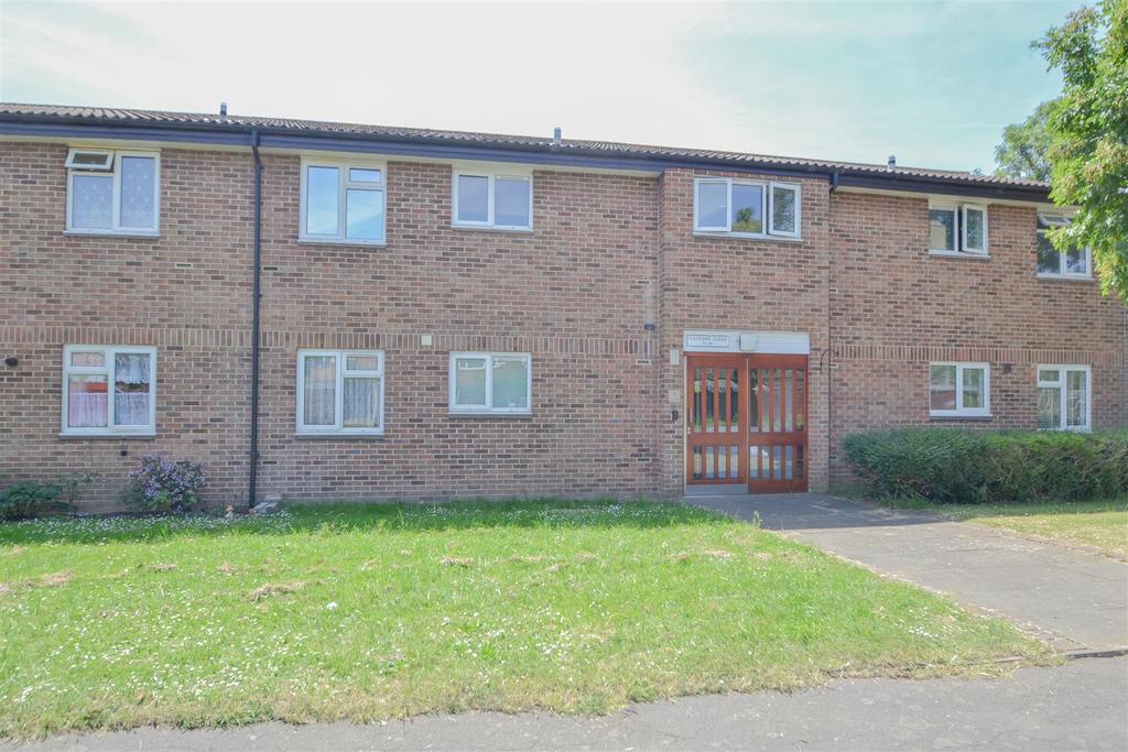 Cussons Close, West Cheshunt... 1 bed apartment £900 pcm (£208 pw)