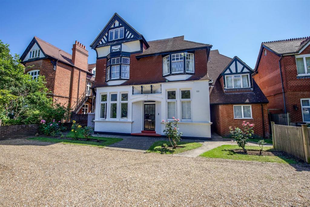 Walpole Gardens, Twickenham 3 bed flat for sale £599,995