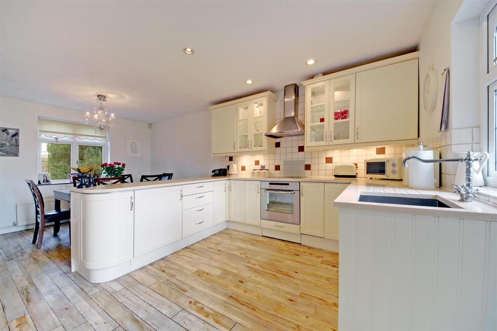 Harris Lane, Shenley 4 bed terraced house £780,000