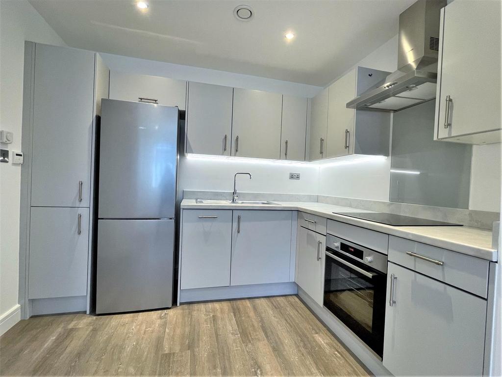 Elmers End Road, Beckenham, Br3 2 Bed Apartment - £1,500 Pcm (£346 Pw)