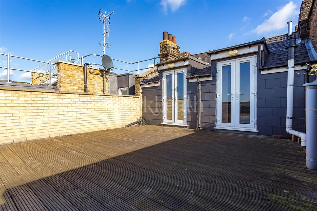 Finchley Road, London NW3 4 bed apartment £3,250 pcm (£750 pw)