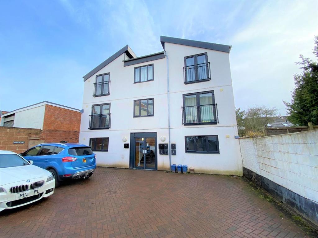 Florist Court, High Street, Cullompton 1 bed flat £125,000