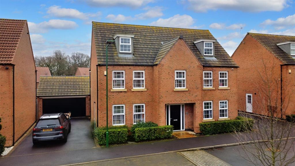 Saxton Avenue, Woodhouse Park 5 bed detached house for sale £600,000